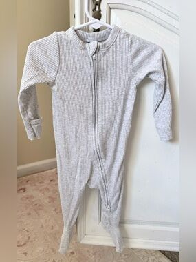 Old Navy Gray Ribbed Zip-Up Kids Footie